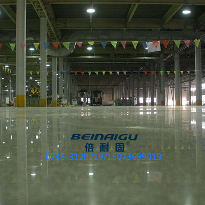 固化地坪打不打滑？