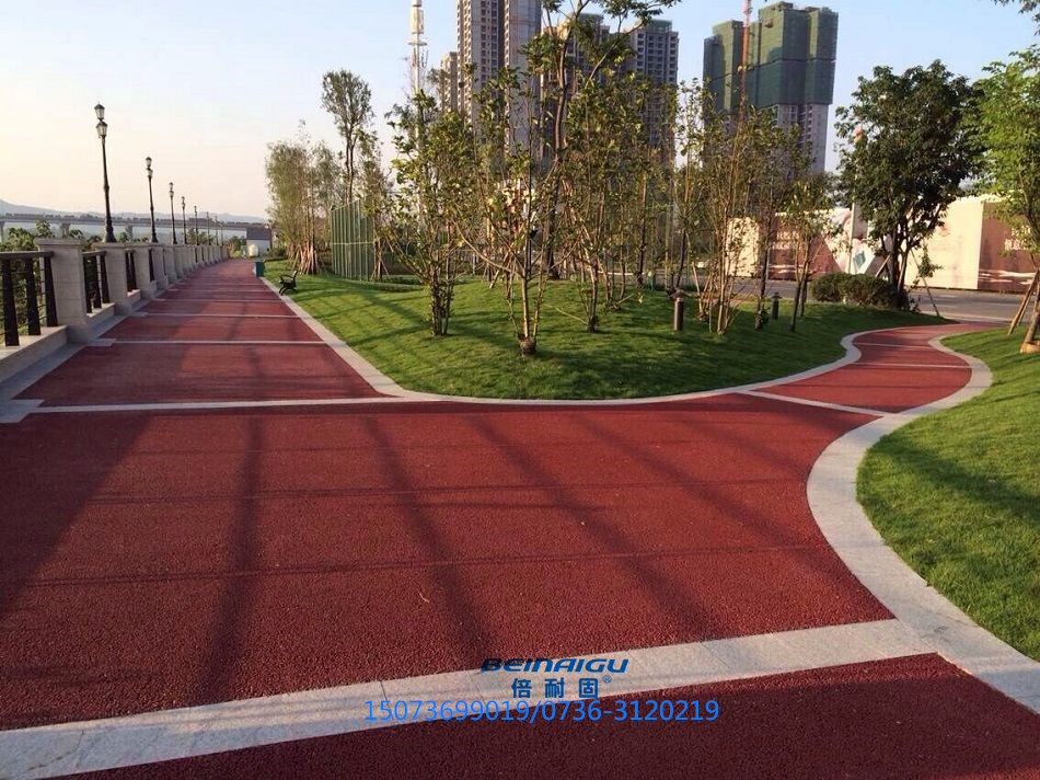 透水地坪出現(xiàn)掉石子的原因是什么？